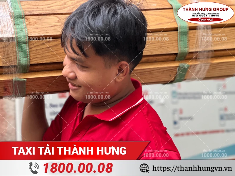 Nhân viên Thành Hưng khuân vác các thanh gỗ ra xe tải