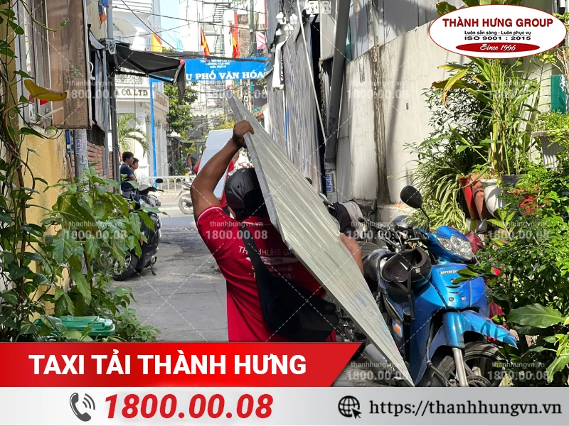Nhân viên Thành Hưng khuân vác tấm ván ép ra xe