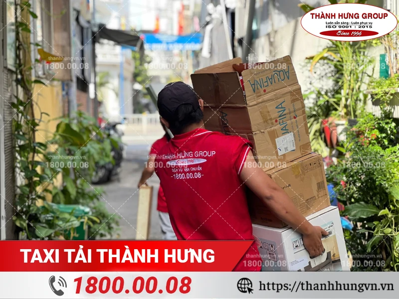 Nhân viên Thành Hưng chuyển đồ đã đóng gói ra xe