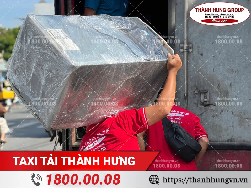 Nhân viên Thành Hưng bốc xếp máy giặt lên xe tải