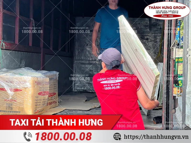 Bốc xếp tấm ván gỗ được bọc lót cẩn thận lên xe tải