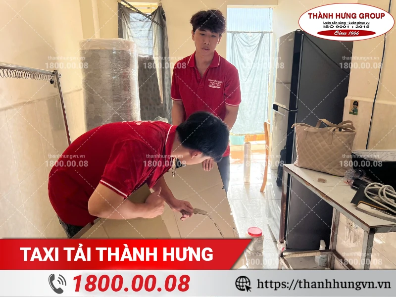 Nhân viên Thành Hưng chuẩn bị thùng carton để bọc lót đồ đạc vận chuyển