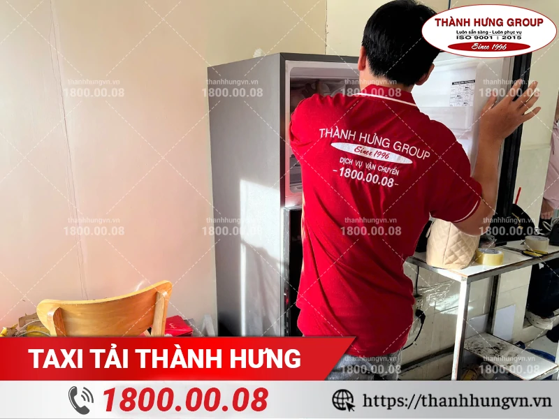 Nhân viên Thành Hưng đang đóng gói tủ lạnh