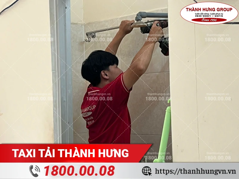 Tháo dỡ giá móc quần áo bằng máy khoan chuyên dụng
