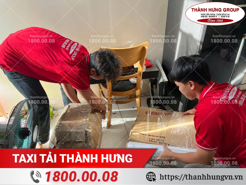 Nhân viên Thành Hưng đóng gói cẩn thận mọi loại đồ đạc trước khi vận chuyển