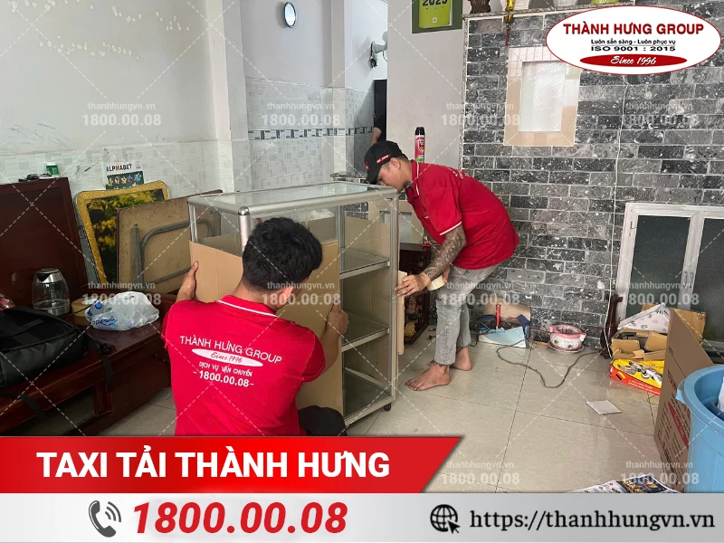 Nhân viên Thành Hưng sử dụng thùng carton để đóng gói tủ kính