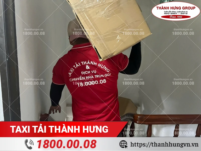 Nhân viên Thành Hưng bốc xếp đồ xuống tầng bằng đường thang bộ