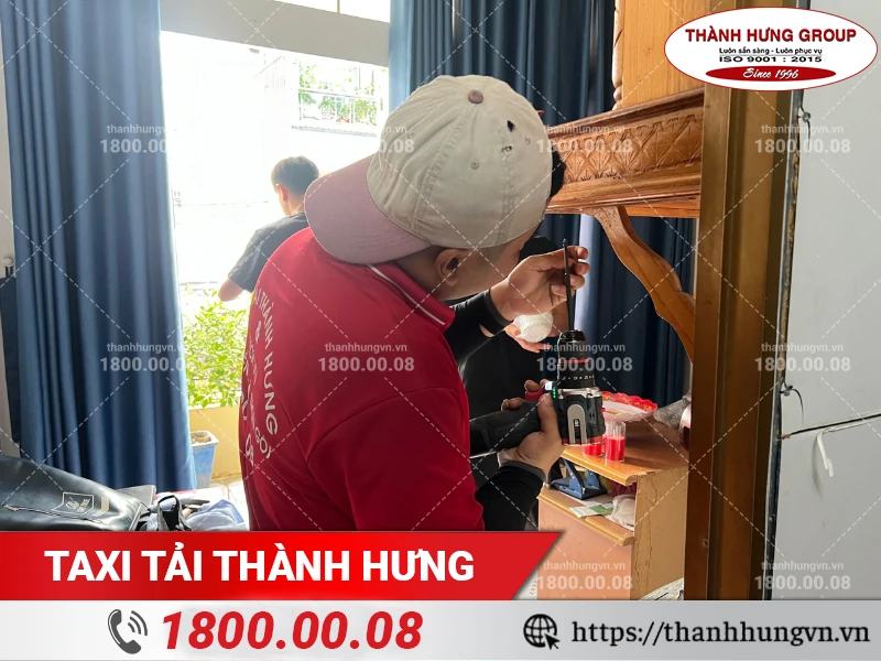 Nhân viên Thành Hưng tháo dỡ bàn thờ bằng khoan chuyên dụng