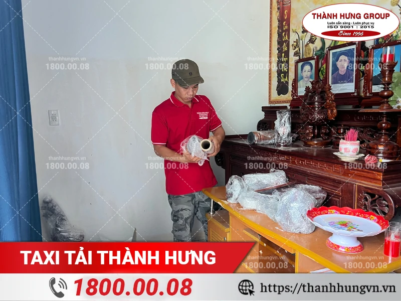 Nhân viên Thành Hưng tỉ mẫn đóng gói từng món đồ trên bàn thờ