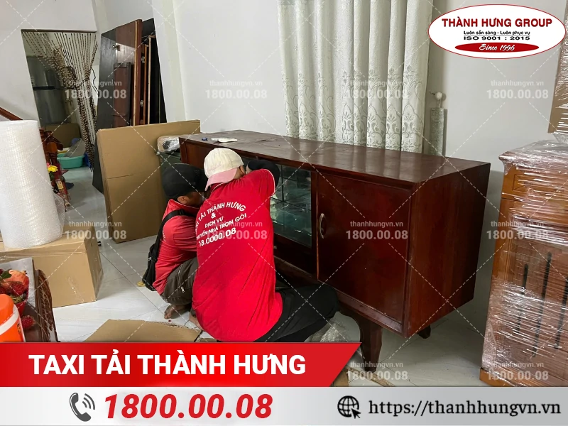 Nhân viên Thành Hưng đang đóng gói tủ trưng bày