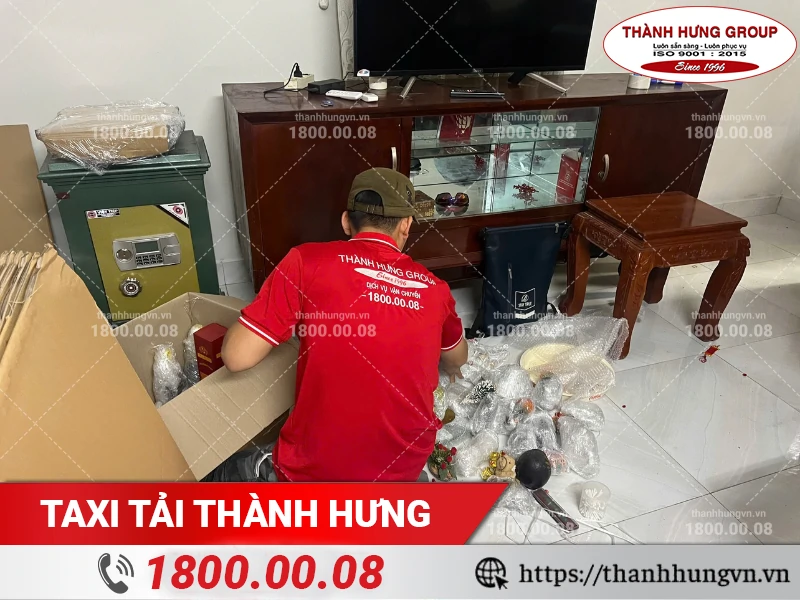 Nhân viên Thành Hưng đóng gói cẩn thận từng món đồ