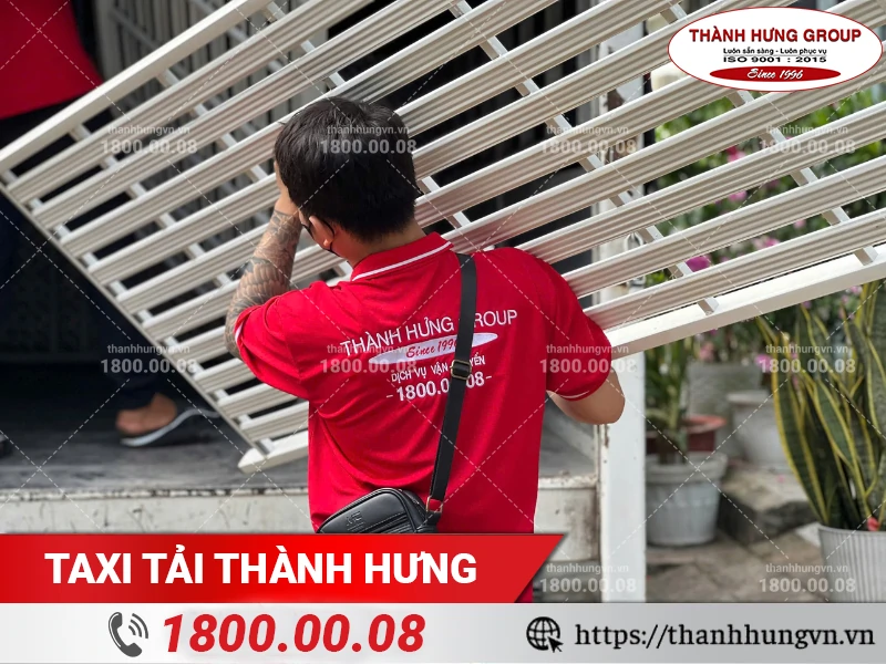 Nhân vien Thành Hưng bốc xếp khung giường lên xe tải