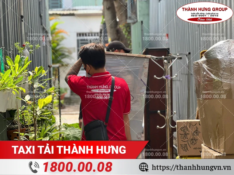 Nhân viên Thành Hưng khuân vác đồ đạc từ hẻm ra xe vận chuyển