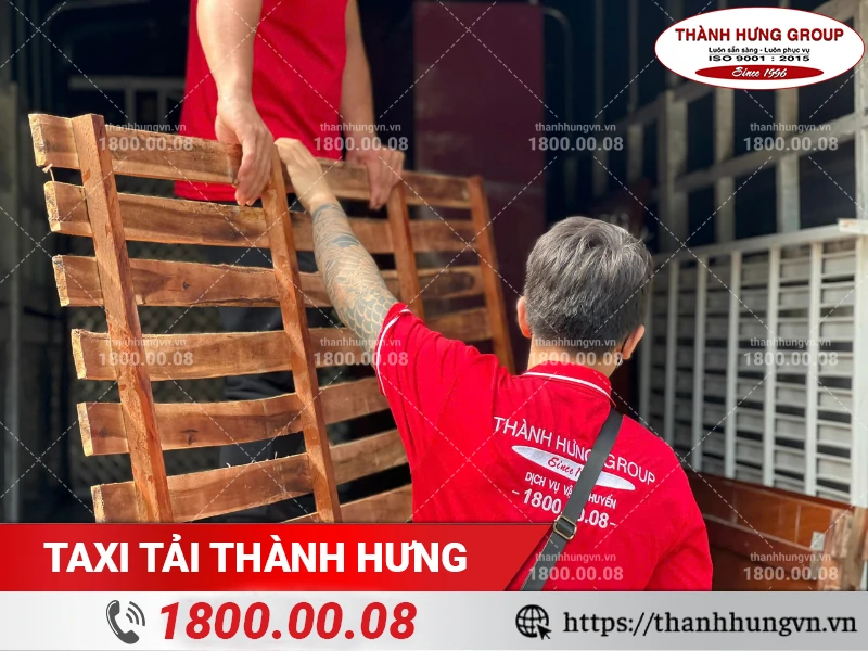 Nhân viên Thành Hưng bốc xếp pallet lên thùng xe vận chuyển