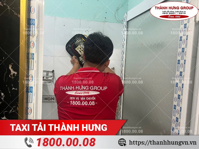 Nhân viên Thành Hưng tháo bình nước nóng lạnh