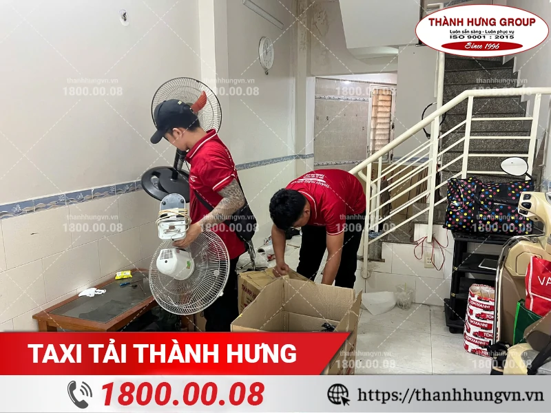 Nhân viên Thành Hưng đóng gói quạt