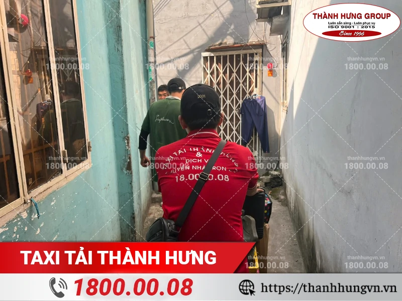 Nhân viên Thành Hưng vận chuyển đồ đã đóng gói ra xe