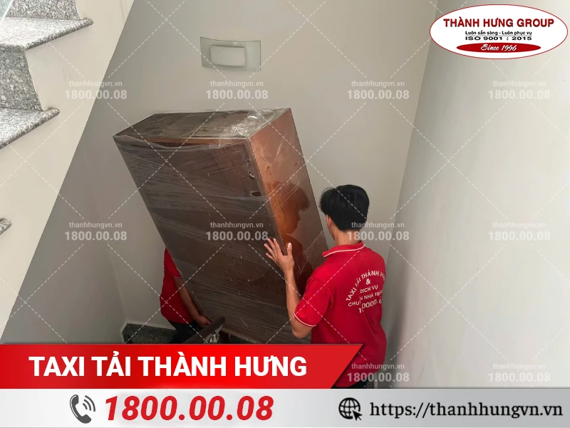 Tủ gỗ được vận chuyển xuống tầng bằng đường cầu thang hẹp