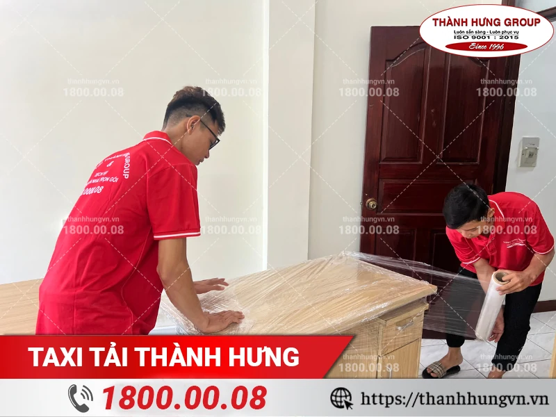 Bàn làm việc được đóng gói cẩn thận bằng vật tư chuyên dụng