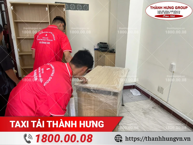 Nhân viên Thành Hưng đang đóng gói bàn