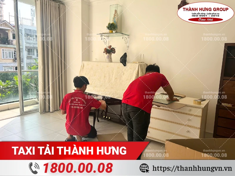 Nhân viên Thành Hưng đóng gói piano