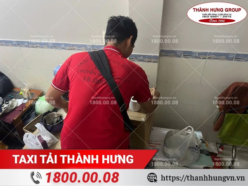 Nhân viên Thành Hưng đóng gói đồ vào thùng carton