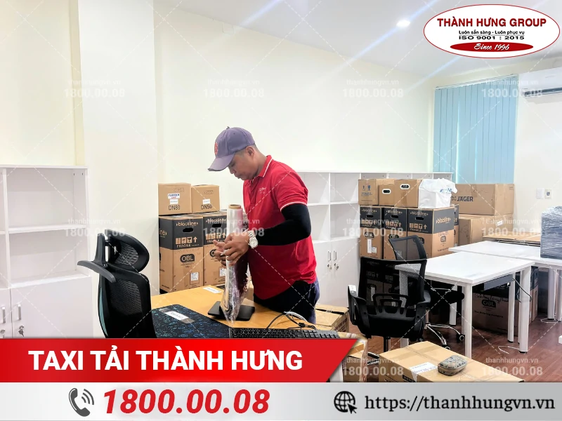 Nhân viên Thành Hưng đang đóng gói máy tính