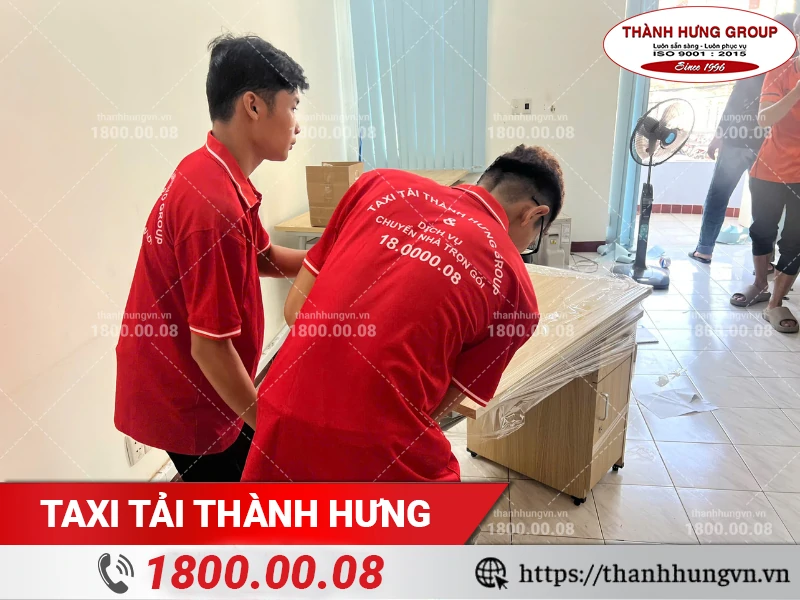 Nhân viên Thành Hưng đóng gói bàn bằng màng PE chuyên dụng