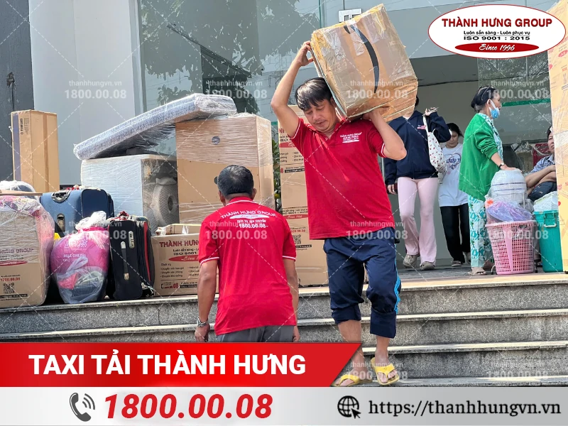 Nhân viên Thành Hưng bốc xếp đồ từ điểm tập kết ra xe tải
