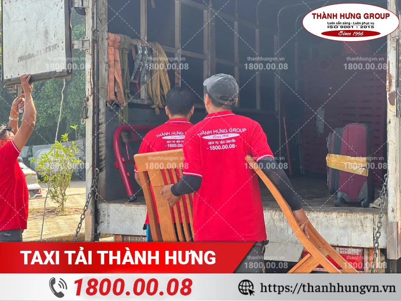 Nhân viên Thành Hưng bốc xếp ghế lên xe tải