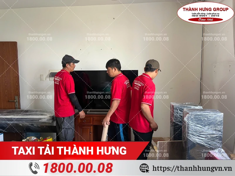 Nhân viên Thành Hưng đóng gói loa và tv