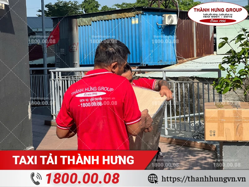 Nhân viên Thành Hưng vận chuyển tủ gỗ ra điểm tập kết