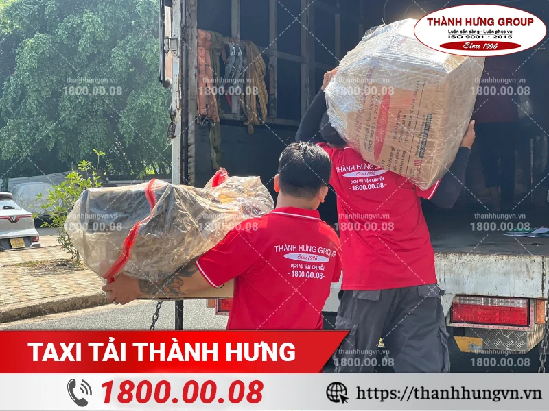Nhân viên Thành Hưng cần thận bốc xếp đồ đã đóng gói lên xe vận chuyển