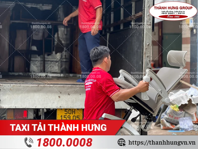Nhân viên Thành Hưng bốc xếp ghế lên xe vận chuyển
