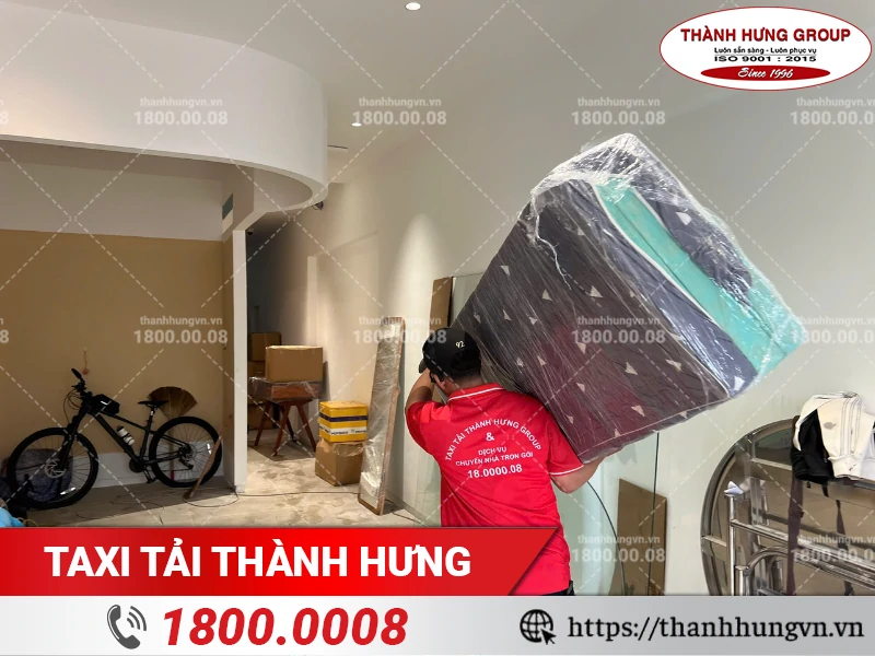 Nhân viên Thành Hưng bốc xếp nệm vào nhà mới