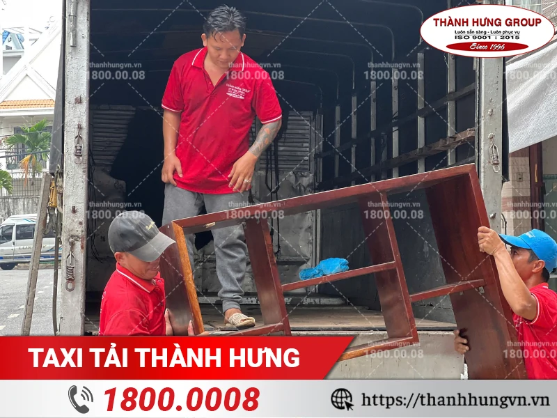 Nhân viên Thành Hưng khuân vác kệ lên xe tải