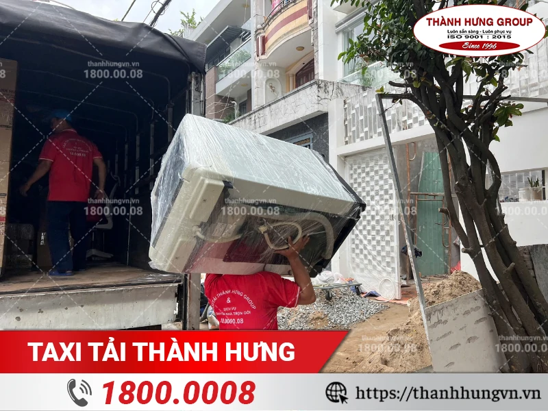 Nhân viên Thành Hưng bốc xếp máy giặt vào nơi ở mới