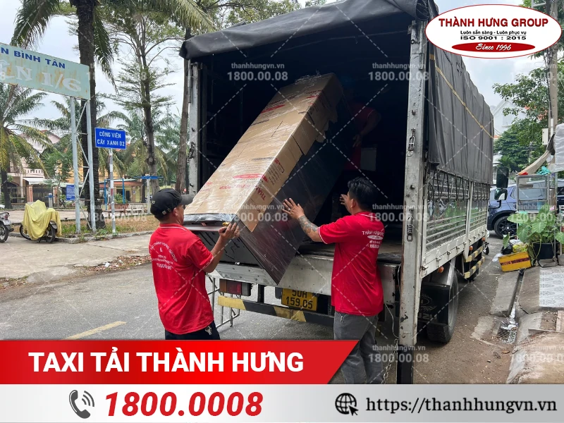 Nhân viên Thành Hưng bốc xếp tủ lạnh lên xe