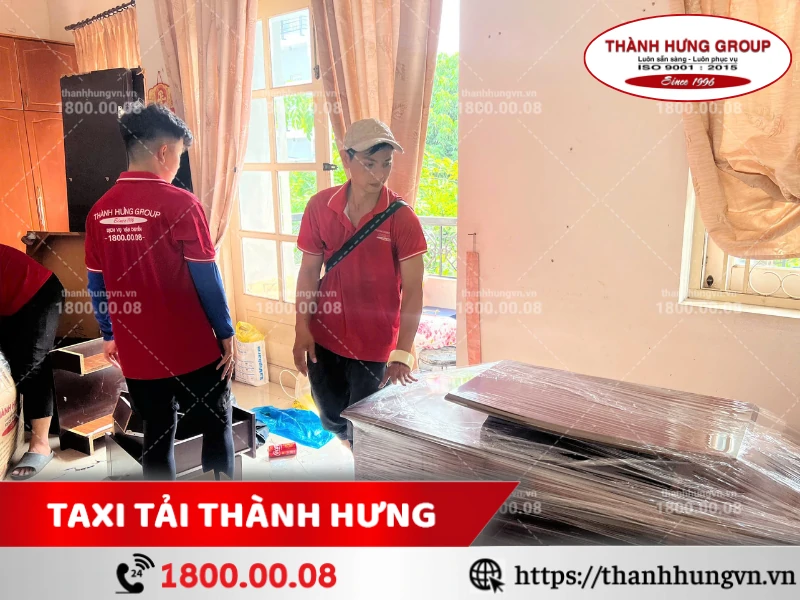 Bàn gỗ đã được đóng gói cẩn thận bằng màng PE chuyên dụng