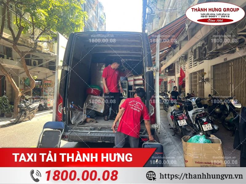 Nhân viên Thành Hưng chất đồ đạc lên xe