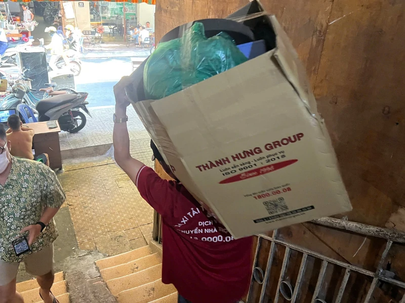 Nhân viên Thành Hưng chuyển đồ đạc đã đóng gói ra xe