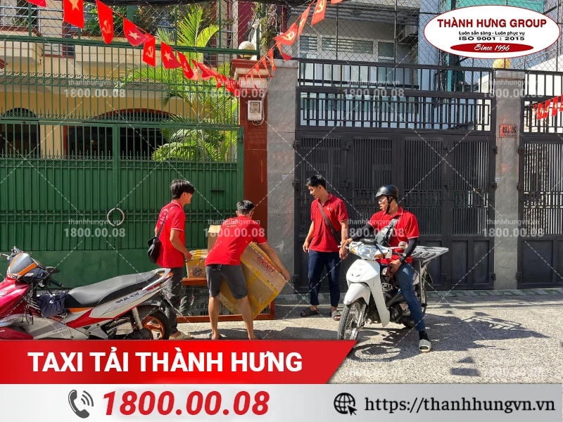 Đồ đạc được trung chuyển bằng xe máy