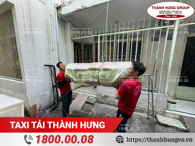 Nhân viên Thành Hưng vận chuyển nệm bằng dây