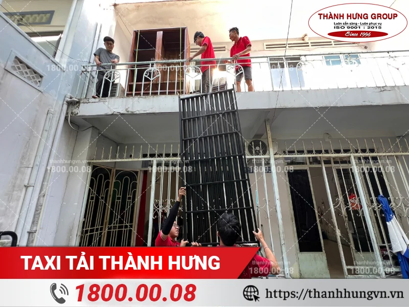 Nhân viên Thành Hưng vận chuyển vạt giường