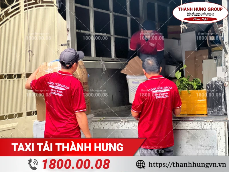Nhân viên Thành Hưng chuyển đồ đạc từ xe tải vào nhà