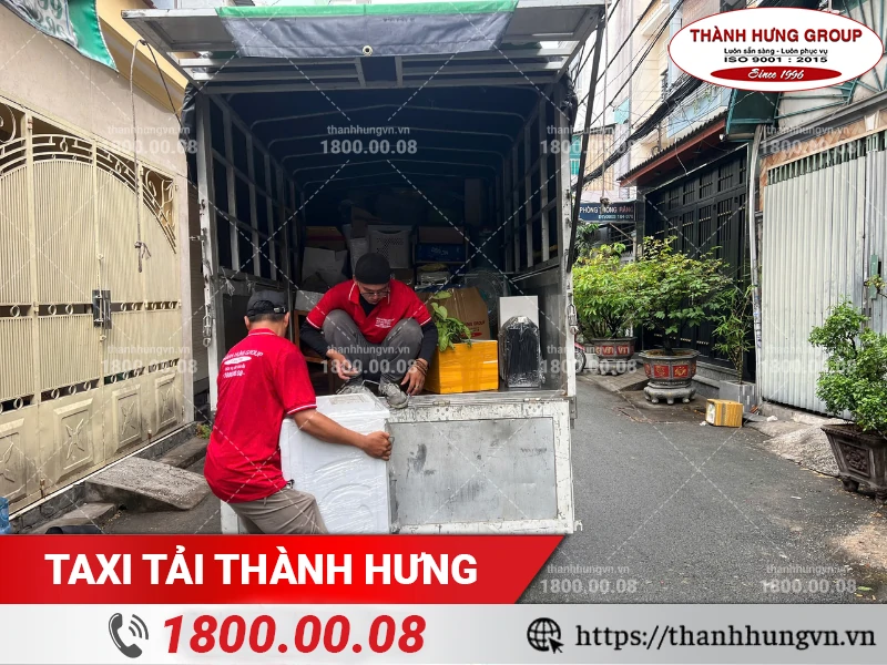 Nhân viên Thành Hưng chuyển máy giặt vào nhà mới