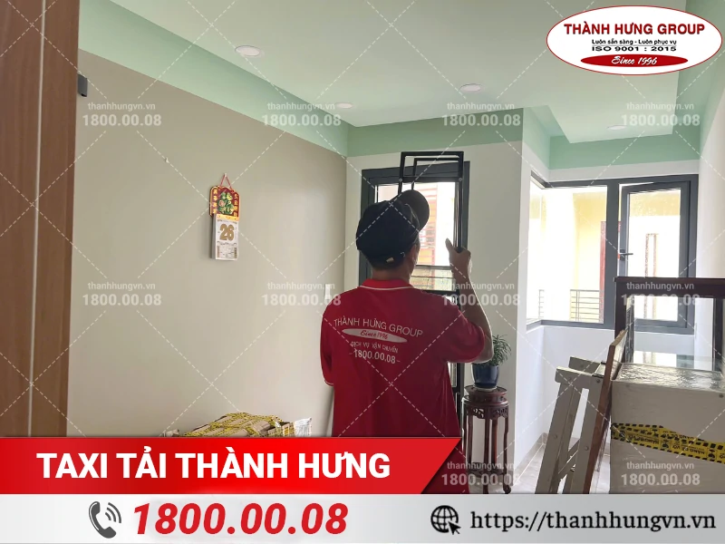 Nhân viên Thành Hưng sắp xếp đồ đạc vào vị trí mới