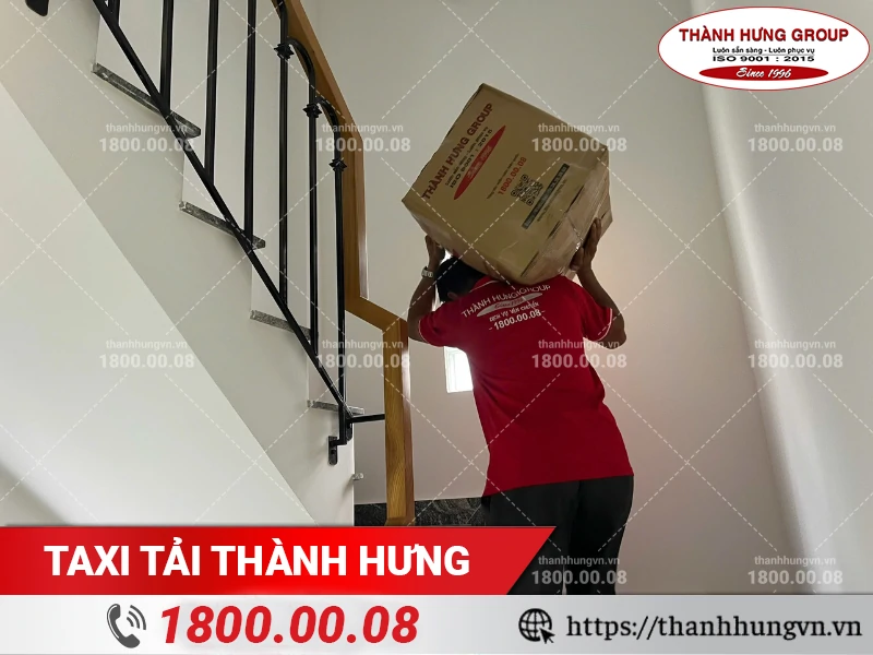 Nhân viên Thành Hưng bốc xếp đồ đạc lên tầng trên