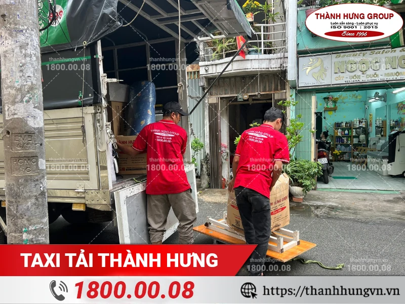 Nhân viên Thành Hưng dùng xe kéo để vận chuyển nhiều đồ cồng kềnh