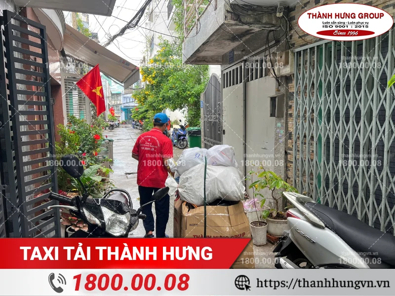 Nhân viên Thành Hưng di chuyển đồ đã đóng gói bằng xe đẩy